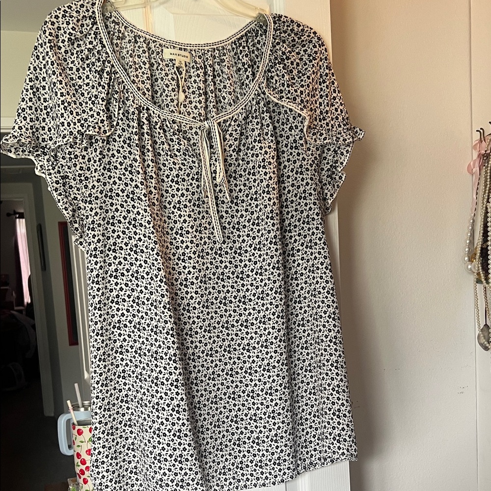 Max Studio Monochrome Floral Top